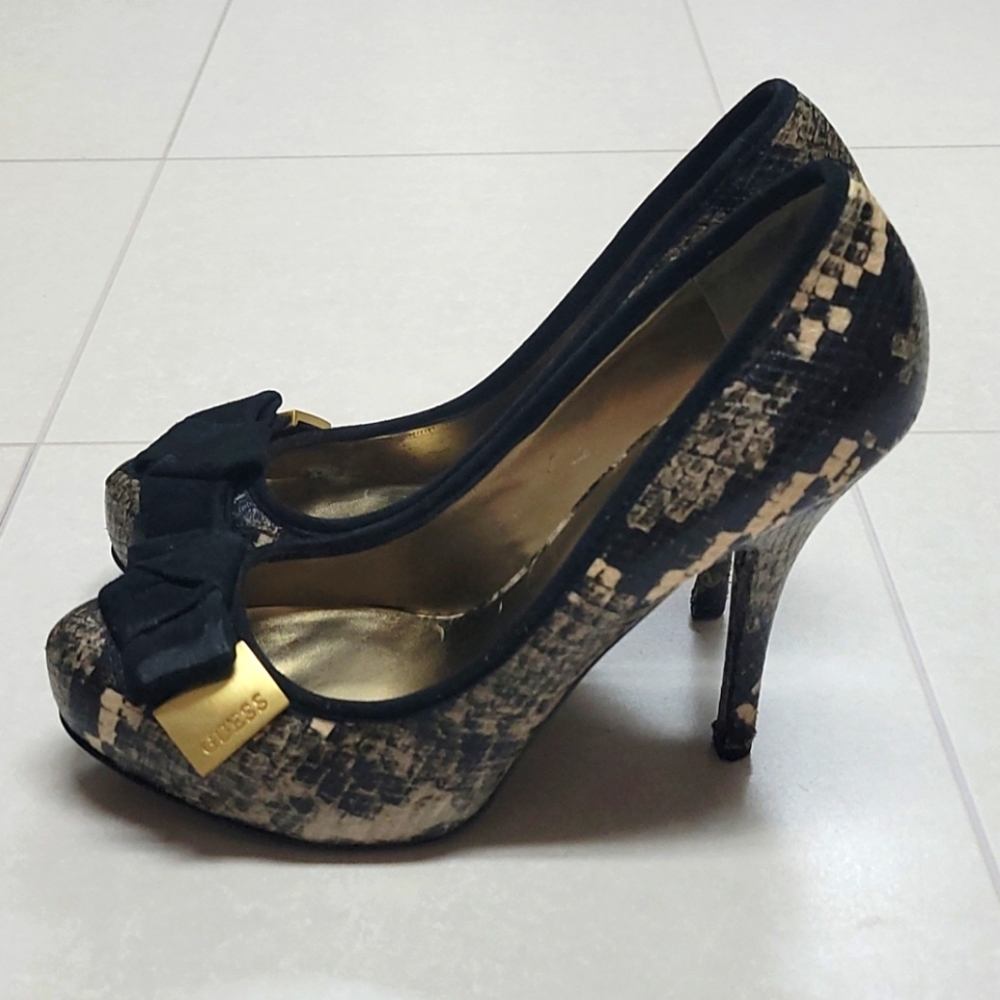 GUESS Women's Black and Gold Snakeskin Heels